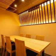 宮城沖の新名物・天然フグなど、注目の食材と料理が巧みな緩急で登場。地元の人に加え、県外や海外のゲストにも喜ばれるでしょう。テーブル個室は2～6名様用の和み空間で、幅広いビジネスシーンに向きます。