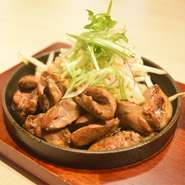 コリコリとした食感が特徴の鶏ヤゲン軟骨を鉄板で焼き上げました。
ばしさとジューシーさが絶妙に絡み合う逸品です。