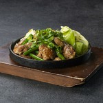 鶏レバーをミディアムレア状態で焼いたオススメの逸品です。

