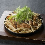 しっかりとした弾力があり、濃厚な旨味が口の中に広がる鶏セセリ。鉄板で焼き上げることで、旨味がさらに引き立ちます。