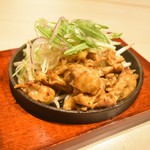 鶏ハラミは弾力のある肉質と、噛むごとに広がる肉の旨味が特徴。シンプルな焼き上げでその魅力が際立ちます。