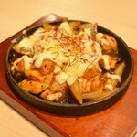 スパイシーなダッカルビ風の味付けで仕上げた鶏モモ肉。ピリ辛な味わいが食欲をそそります。