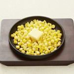 コーンをシンプルに塩こしょうとバターで炒めた定番メニュー！

