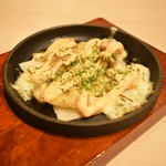 明太子とプリプリのもつ、濃厚なチーズが絡み合った絶品。まろやかでピリ辛な味わいがクセになる一品です。