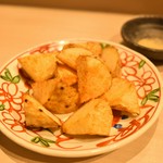 外はサクサク、内はホクホクな山芋の揚げ物。軽い食感と山芋の甘みが楽しめる、クセになる味です。