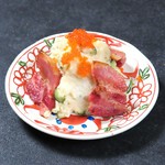 一歩のポテサラに炙ったベーコンを纏わせたオリジナルのポテサラ　とびっこもいるよ～


