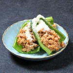 パリパリのピーマンにオリジナル肉味噌をのっけたパリピーな逸品。

