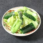 やみつきになる自家製旨塩ごま油が胡瓜とキャベツにたっぷり掛った逸品です

