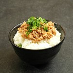 メンマと蒸し鶏をラー油ダレで和えたピリ辛味。ご飯がすすみます！

