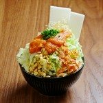 かねふくの明太子が生み出す、上品な辛みと濃厚な旨み。
とろけるチーズとお餅のやさしい食感が重なり合い香ばしく、焼き上げるたびに食欲をそそる贅沢もんじゃ。