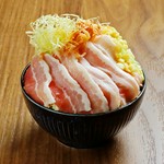 香ばしく焼き上げた豚の旨みが、鉄板の上でジュワ～っと広がります。
コクのある豚の脂とだしの風味が絶妙に溶け合い、素朴ながらもクセになる味わいに。