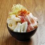 豚のコク、いかの旨み、えびの甘み。
三種の素材が織りなす贅沢なハーモニーが楽しめる、満足感たっぷりのミックスもんじゃ。
