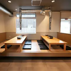 座敷で家族団らんのひととき。おいしい食事で笑顔が広がる