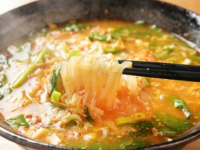 一度試せば忘れられない味わい『ピリ辛温麺』