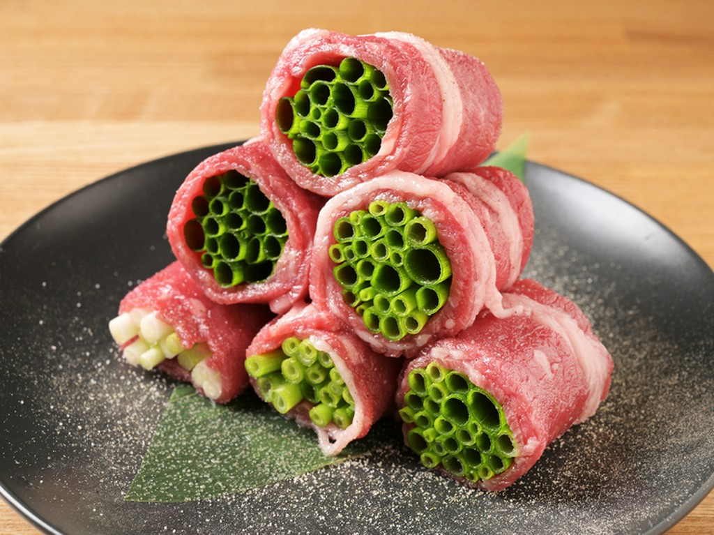 お肉の旨みとネギの爽やかさが華やかなハーモニーを奏でる！『ネギ巻きカルビ』