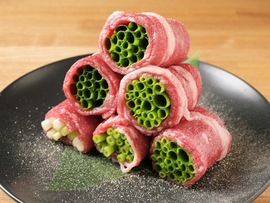 お肉の旨みとネギの爽やかさが華やかなハーモニーを奏でる！『ネギ巻きカルビ』