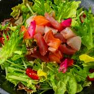 鹿児島の海の幸と新鮮野菜を組み合わせた一品。ハーフ858円