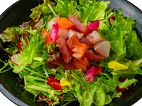 鹿児島の海の幸と新鮮野菜を組み合わせた一品。ハーフ858円