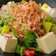 自家製豆腐を贅沢に使った、香ばしいごまサラダ。ハーフ638円