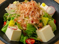 自家製豆腐を贅沢に使った、香ばしいごまサラダ。ハーフ638円