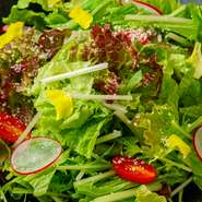 たっぷりチーズで食べ応えのあるシーザーサラダ。ハーフ638円