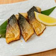 鹿児島名物「灰干し」は、桜島の火山灰で魚を包んで熟成させる独自の製法。ふっくらとやわらかく、旨みが凝縮された鹿児島ならではの逸品です。