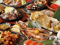 鹿児島直送の地魚・黒豚・薩摩地鶏を厳選してお届け!地産地消×炭火焼きの香ばしさが自慢です。藁焼きのカツオ・黒豚角煮・きびなご刺しなど郷土料理が勢揃いしているので、県外のお客様や観光利用にも好評です。