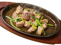 鹿児島黒豚の甘みと旨みが魅力。中盛3,168円/大盛4,708円