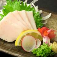 【白身（たてがみ）】
首のたてがみ部分で、脂の旨みが濃厚で赤身と一緒に食べると絶品。
