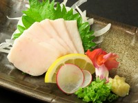 【白身(たてがみ)】
首のたてがみ部分で、脂の旨みが濃厚で赤身と一緒に食べると絶品。