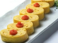 こだわりの鹿児島鶏卵を使ったたまご焼きに、明太子の旨みをプラス。ふっくらとした食感にアクセントが光ります。