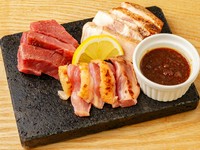 牛・豚・鶏を一度に味わえる。