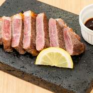 きめ細やかな肉質と濃厚な旨みが特長の黒毛和牛。溶岩石の遠赤外線で、外は香ばしく中はジューシーに焼き上げます。