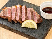 きめ細やかな肉質と濃厚な旨みが特長の黒毛和牛。溶岩石の遠赤外線で、外は香ばしく中はジューシーに焼き上げます。