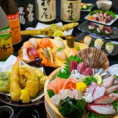 漁港直送の新鮮な魚をご提供。その日に仕入れた鮮魚のおいしさを是非ご堪能下さい。