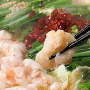 鹿児島産和牛もつを贅沢に使用。噛むほどに旨みが広がるモツと、濃厚なスープが絡み合う、心も体も温まる鍋料理です。
※2人前からの注文になります。