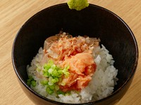 香ばしく焼き上げた灰干しをほぐし、熱々の出汁と共に