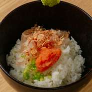 ピリッと辛い明太子を熱々のお出汁でさらりと味わう〆の一品。