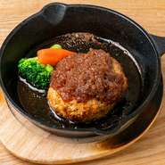 ジューシーさ際立つ黒豚ハンバーグ。