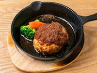 ジューシーさ際立つ黒豚ハンバーグ。