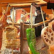 当店の自慢は、炭火焼きと季節料理◎名物「かつおの炭焼き」や「薩摩地鶏の炭焼きタタキ」など本格炉端焼き