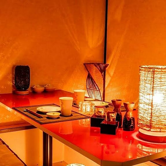 全席完全個室、柔らかい照明と上品なインテリアのオシャレな空間