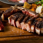 低温かつ中湿度の中で寝かせることで、一説には旨みの元となるアミノ酸の含有量が3倍にもなる、とも言われる熟成肉。また旨みはもちろん、肉の繊維が熟成によりほどけ、柔らかな食感も楽しむことができます。