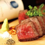 うおとりで人気の『30日熟成和牛の藁焼き!』低温でじっくりと寝かせる事で旨味がギュっと詰まり、藁の風味感じる一段と美味しい熟成肉に仕上がっています!当店自慢の熟成肉はワインとも相性抜群!