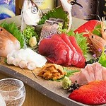 旬の魚を漁港から直送で仕入れてご提供!鮮魚のお造りは3種盛り1,408円(税込)と5種盛り2,178円(税込)をご用意しています。もちろんコース料理でも盛り合わせをお召し上がりいただけます。