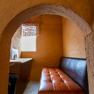 恋人との大切な時間を、のんびりと過ごすことができる理想の癒し空間。店内には、二人専用の個室が用意されています。距離もグッと近くなり、ふとした仕草に心ときめくこと間違いありません。