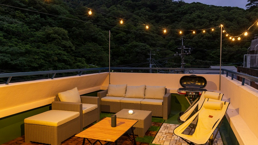 星空の下で愉しむ料理とお酒は格別。店舗屋上にはテラス席