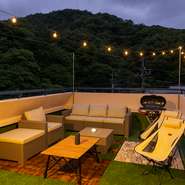 店舗屋上にはテラス席が用意されています。豊かな自然を一望できるテラス席で、BBQや貸切パーティーはいかが。開放的な空間で味わう料理とお酒に、自然と会話も弾みます。