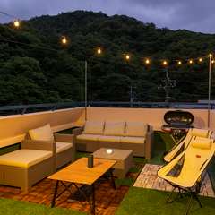星空の下で愉しむ料理とお酒は格別。店舗屋上にはテラス席