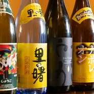 奄美諸島でしか生産されない黒糖焼酎。南国の気候の中で醸される黒糖焼酎は、黒糖由来の優しく甘い香りが特徴です。 そんな奄美大島の名産である黒糖焼酎や、週替わりの地酒を堪能できます。